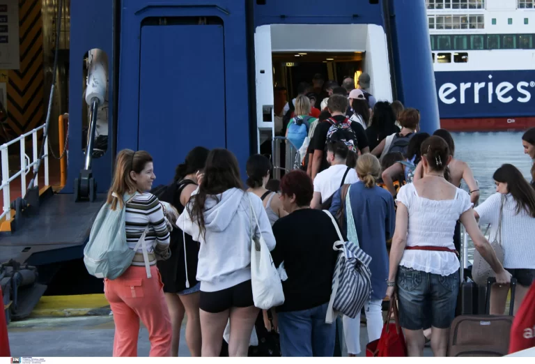 Δεκαπενταύγουστος: Φεύγουν και οι τελευταίοι αδειούχοι από την Αθήνα – Με 100% πληρότητα αναχωρούν τα πλοία Δεκαπενταύγουστος: Φεύγουν και οι τελευταίοι αδειούχοι από την Αθήνα – Με 100% πληρότητα αναχωρούν τα πλοία