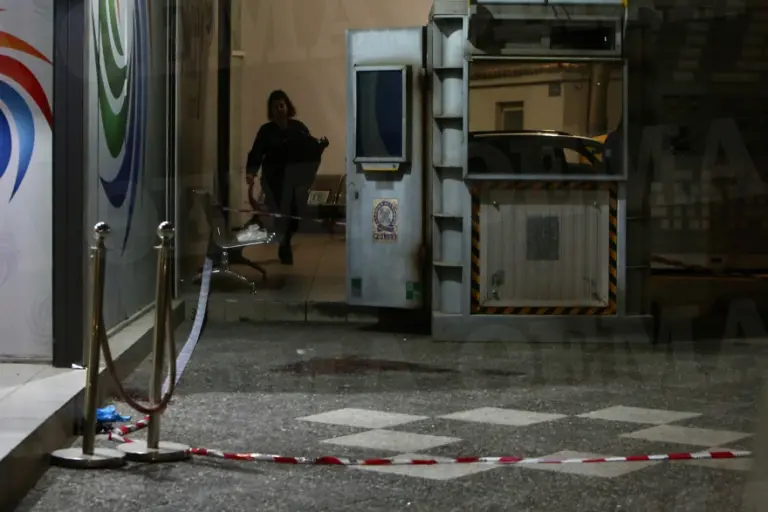 Αγιοι Ανάργυροι: Δίπλα από το φυλάκιο του ΑΤ η γυναικοκτονία, αποκαλύπτει βίντεο. Από το βίντεο, το οποίο έχει στη διάθεσή της η «Κ», προκύπτει ότι η επίθεση έλαβε χώρα ακριβώς έξω από την είσοδο του Αστυνομικού Τμήματος της περιοχής