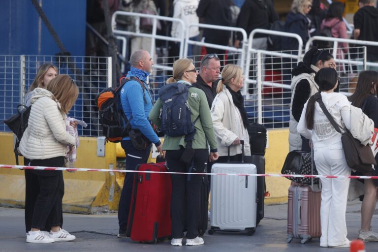Κορυφώνεται η Πασχαλινή έξοδος των εκδρομέων – Με κάθε μέσο η φυγή, γεμάτα αναχωρούν τα πλοία
