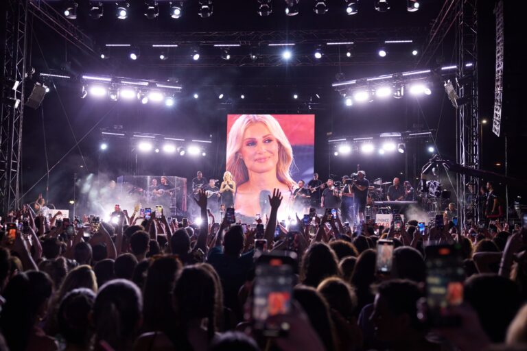 Sold out με 9.000 άτομα στη Νίκαια για τη Νατάσα Θεοδωρίδου – Πρεμιέρα στο κατάμεστο Κατράκειο