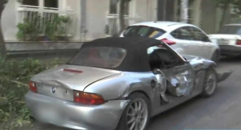 Νίκαια: Λεωφορείο συγκρούστηκε με αυτοκίνητο και έπεσε σε σταθμευμένα οχήματα 