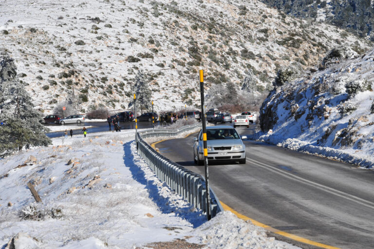 Αττική: Επιμένουν τα προβλήματα – Διακόπηκε εκ νέου η κυκλοφορία στην Πάρνηθα